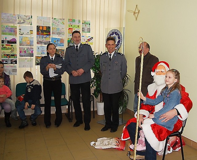 W brodnickiej komendzie policji św. Mikołaj wręczył wszystkim dzieciom nagrody za wspaniałe rysunki o bezpiecznej drodze do szkoły