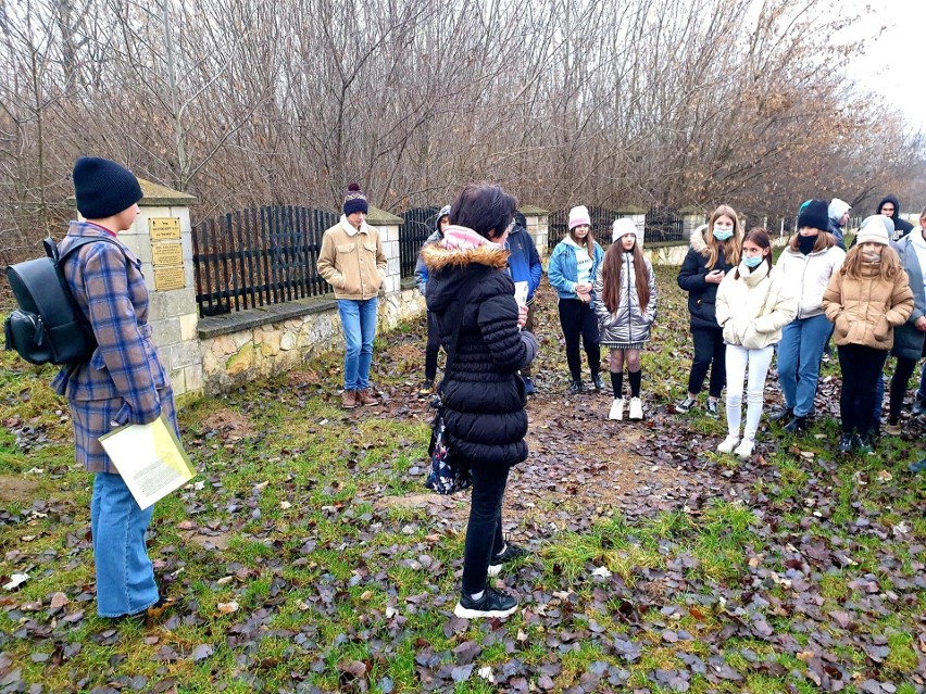 "Śladami ożarowskich Żydów"- uczniowie "Szylki" poznawali historię swojego miasta i jego dawnych mieszkańców (ZDJĘCIA) 