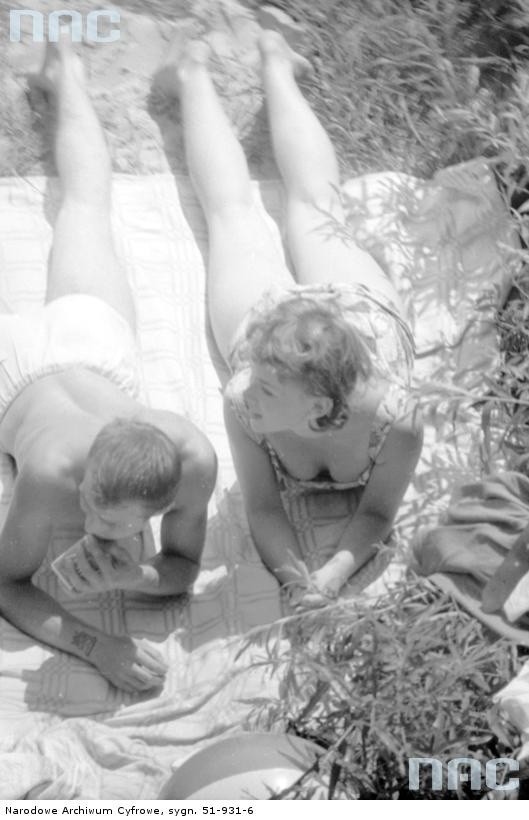 1962 r. Młoda kobieta i mężczyzna w strojach plażowych,...