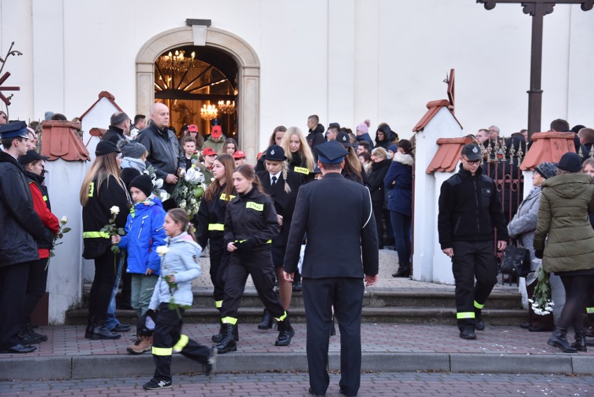 Ostatnia droga Wioli, strażaczki z Łęk. Spoczęła na cmentarzu w Bielanach. Na pogrzebie było kilka tysięcy osób [ZDJĘCIA]