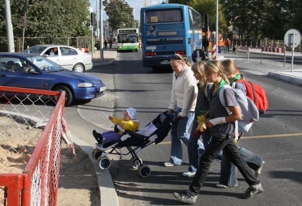 Z felernego przejścia korzystają dzieci i młodzież z czterech pobliskich szkół. Żeby przejść na drugą stronę muszą czekać nawet 20 minut.