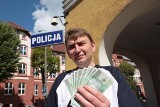 Mężczyzna znalazł 900 złotych. Pieniądze oddał policji
