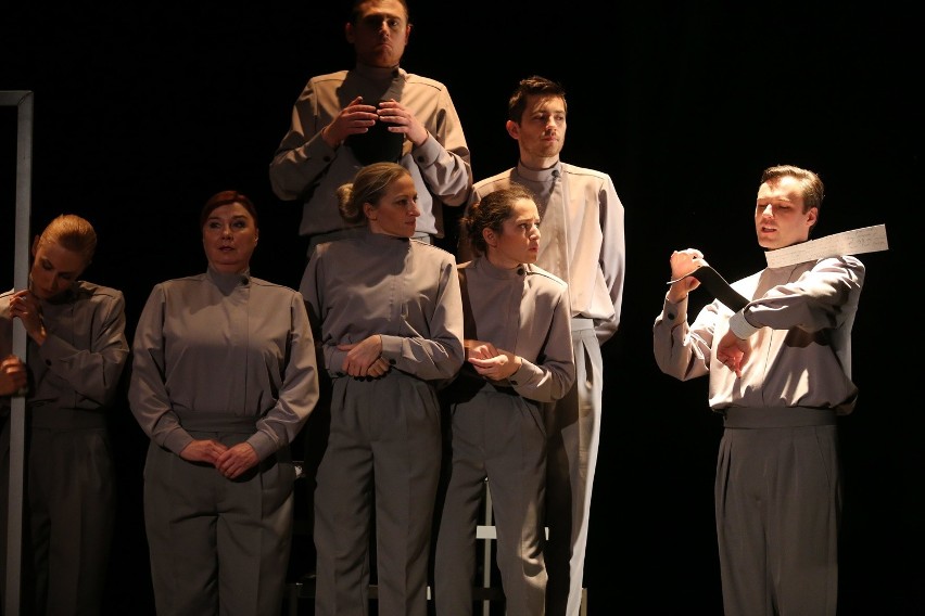 "Cesarz" Kapuścińskiego na scenie Teatru Zagłębia [ZDJĘCIA]