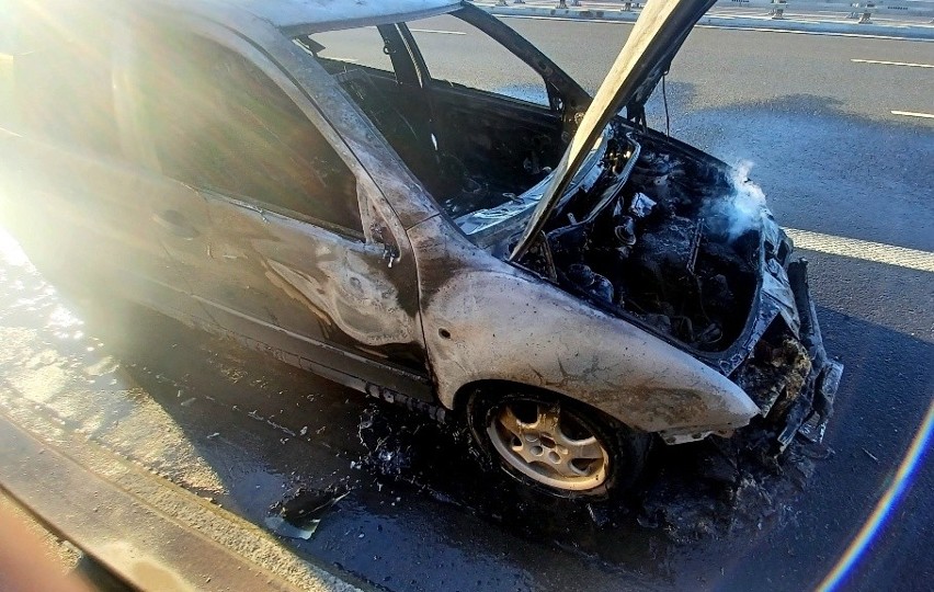 Samochód osobowy marki Skoda spłonął na trasie S5 z...