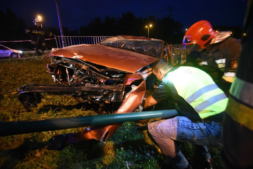 Samochód spadł z wiaduktu w ciągu DK86 w Katowicach