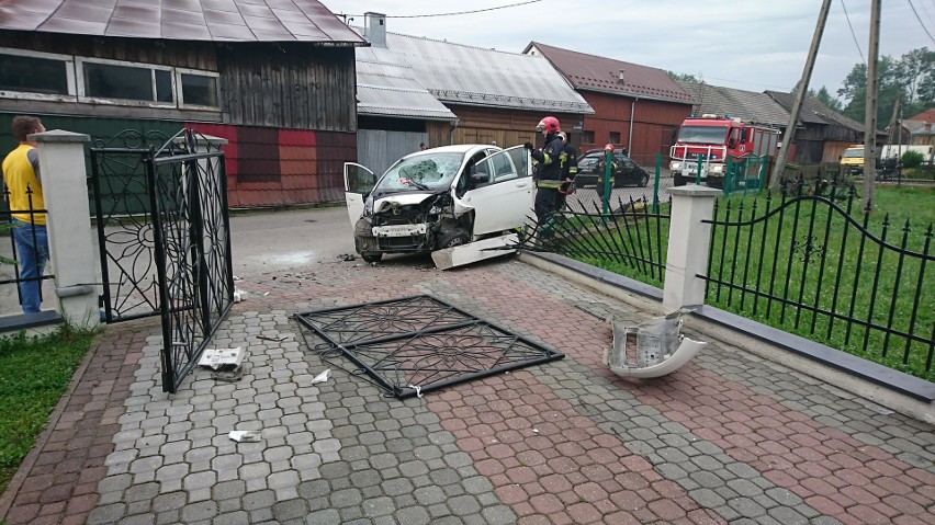 Podhale: Wypadek w Waksmundzie. Samochód uderzył w przydrożny słup [ZDJĘCIA]