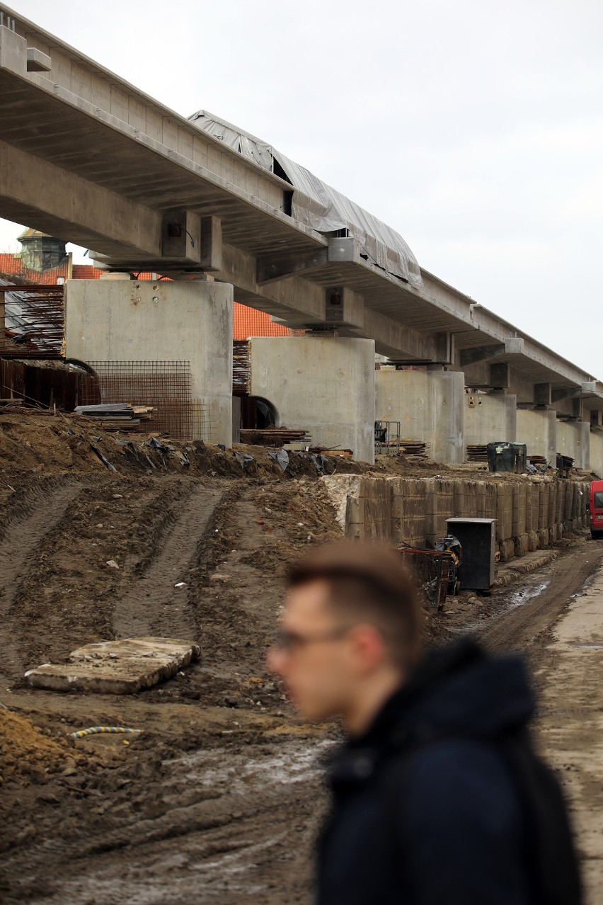 Kraków. Rosną nowe estakady kolejowe w centrum. Mieszkańcy niepokoją się o zabytkowy wiadukt na Grzegórzkach [ZDJĘCIA]
