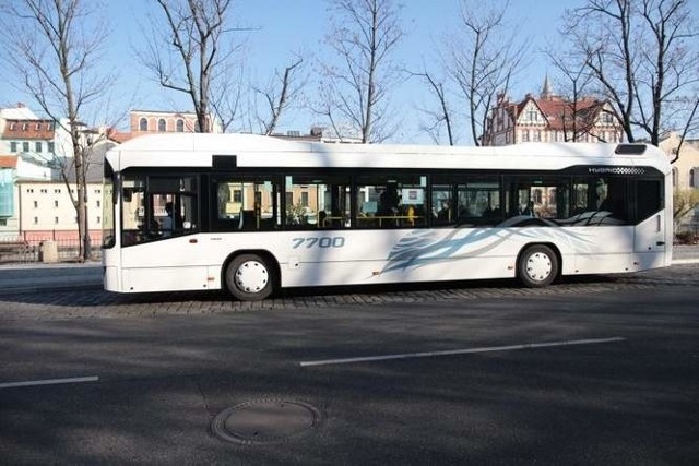 Jazda próbna autobusu hybrydowego Volvo na ulicach Opola.