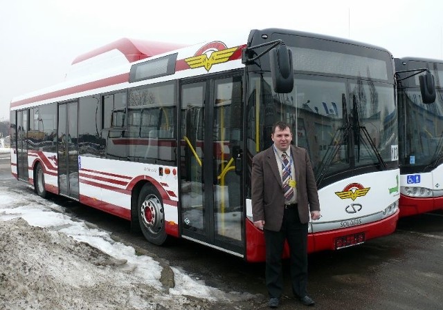 Jeden z sześciu nowych Solarisów na gaz ziemny prezentuje Krzysztof Kowal, dyrektor do spraw techniczno -eksploatacyjnych Miejskiego Przedsiębiorstwa Komunikacji w Radomiu.