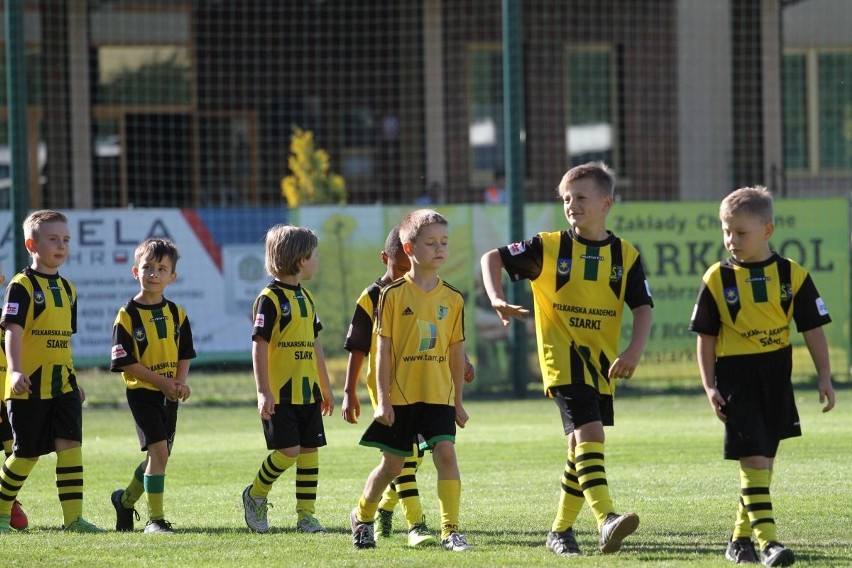 Chłopcy z Piłkarskiego Przedszkola Siarki Tarnobrzeg zostali oficjalnie pasowani na piłkarzy. Zobacz zdjęcia