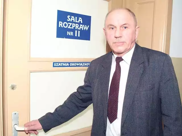 Kazimierz Prus przed salą rozpraw: &#8211; Uważam, że 973 właścicieli garaży KSM "Na Skarpie&#8221; jest oszukiwanych i okradanych. Dlatego postanowiłem walczyć.