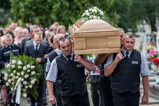Pogrzeb dwóch zamordowanych na początku sierpnia dziewczyn z Barcina odbył się dwa tygodnie temu