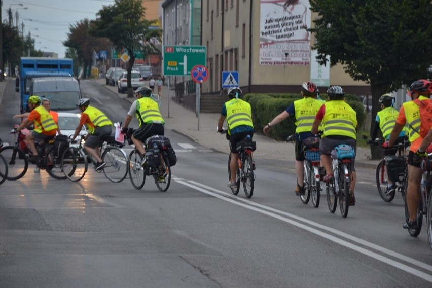 Pielgrzymka rowerowa z Elbląga zawitała do Lipna. Ulicami miasta przejechało na rowerach ponad 130 pątników [zdjęcia]