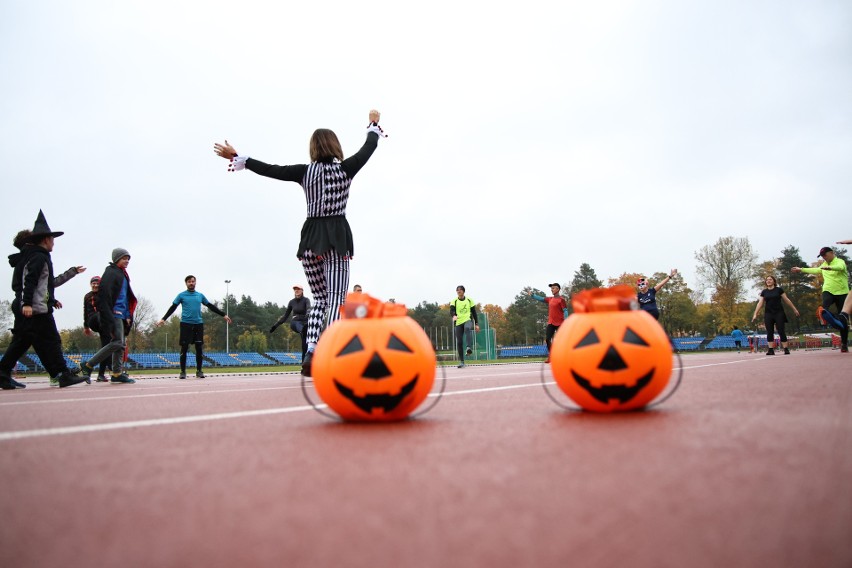Wyjątkowy trening z elementami Halloween na stadionie lekkoatletycznym w Kielcach. Poprowadziła go Wioleta Jończyk, znana z programu Farma