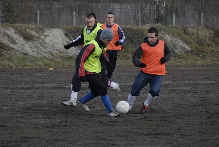 W sparingowym meczu na boisku przy ulicy Zielonej spotkaly...