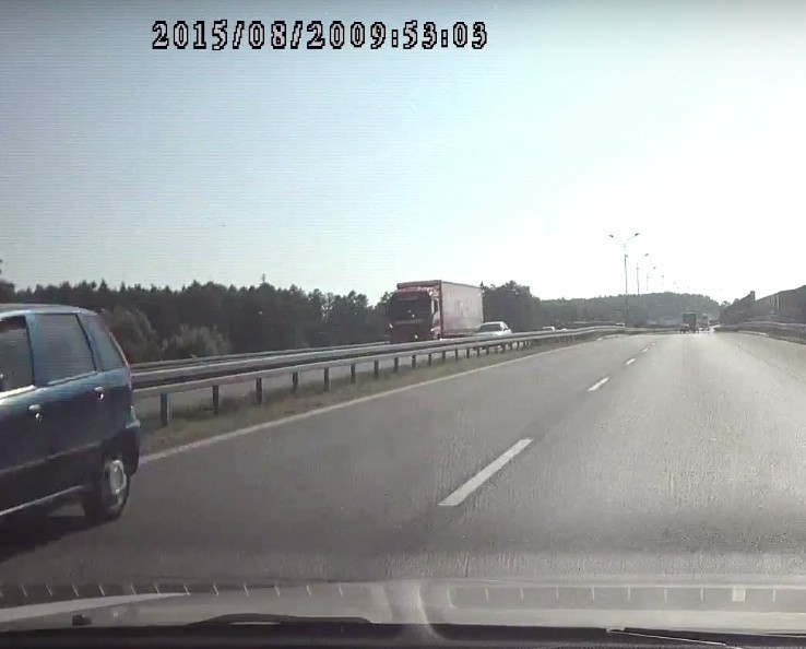 Pod prąd na drodze S8 do Wrocławia. Policja szuka kierowcy fiata punto (ZOBACZ FILM)