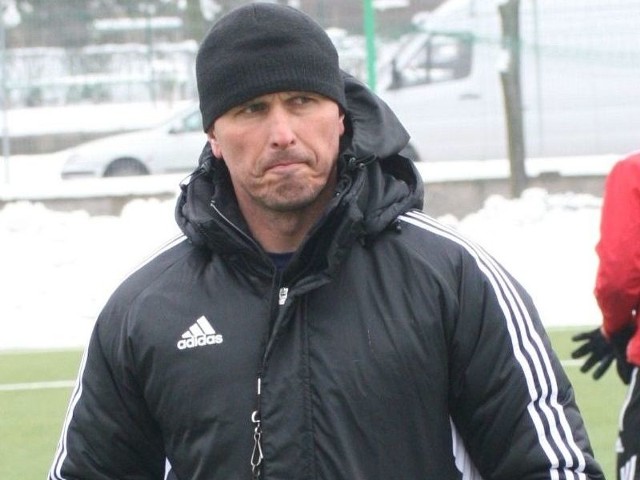 Trener Leszek Ojrzyński ma zasępioną minę. Bo nie dość, że aura krzyżuje treningowe plany Korony, to jeszcze nie wiadomo, kto poprowadzi zespół najbliższego rywala z Bielska-Białej.
