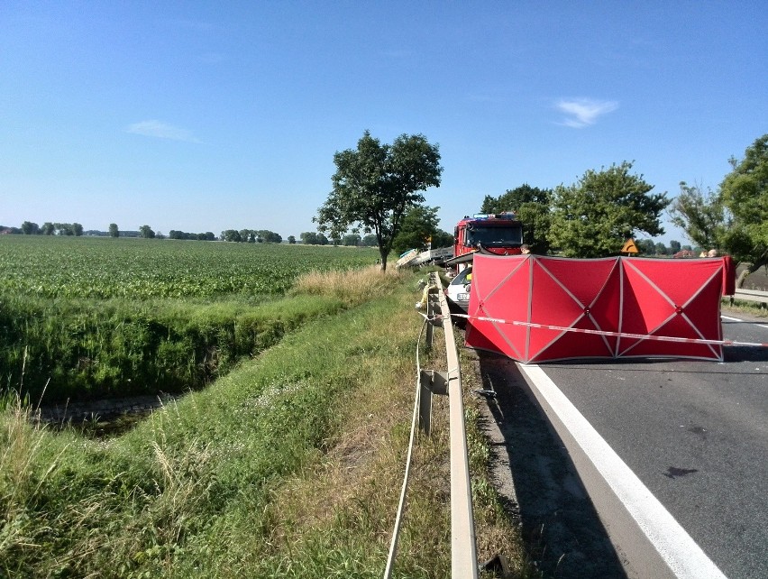 Śmiertelny wypadek koło Kobierzyc. Zginął kierowca auta osobowego (ZDJĘCIA)