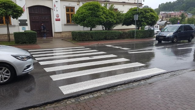 Do wypadku doszło w czwartek 26.08.2021 ok. godz. 9.20 na przejściu dla pieszych na ul. Kościuszki w Bochni, w rejonie sądu rejonowego.