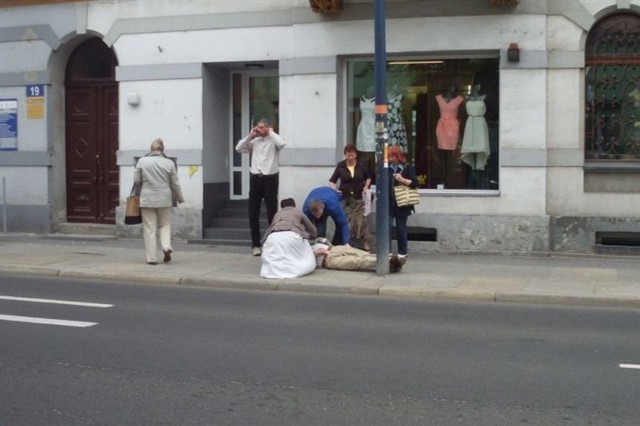 Przechodnie natychmiast zajęli się leżącym mężczyzną i wezwali pogotowie ratunkowe.