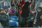 Pasażerowie obezwładnili uzbrojonego rabusia w autobusie (wideo)