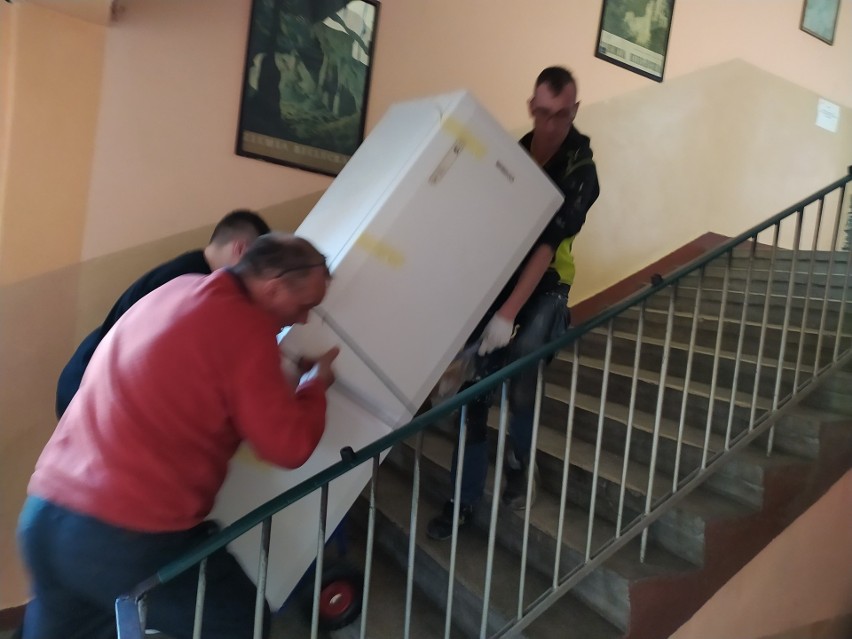 Uchodźcy z Ukrainy w internacie "Staszica" w Pińczowie mają nową lodówkę. Stara się popsuła 
