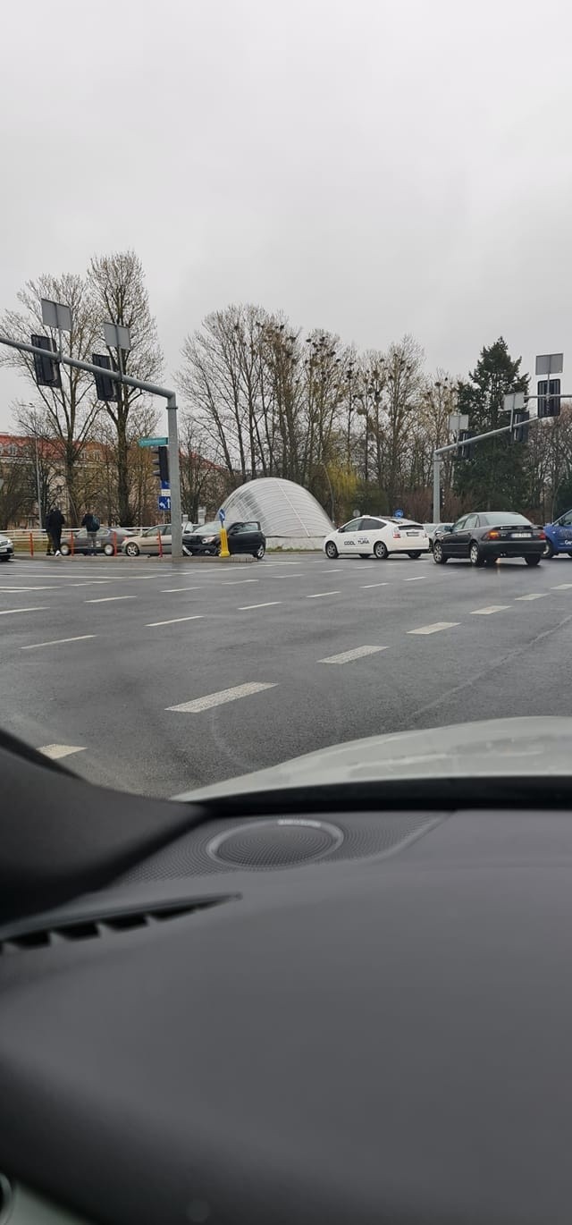 Białystok. Wypadek na skrzyżowaniu Piłsudskiego z Sienkiewicza. Osobówka uderzyła w słup