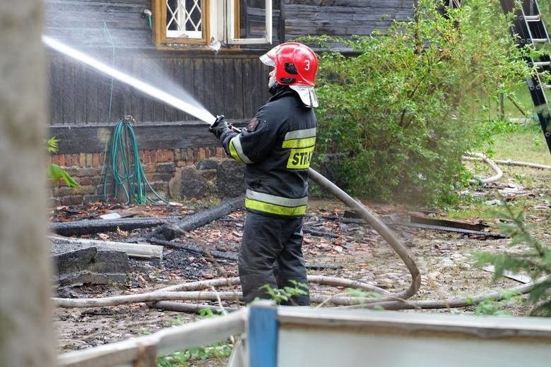 Tragiczny pożar domu w Starych Modzelach. Nie żyje mężczyzna