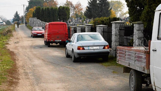 Ulica Armii Kraków jest za wąska, aby w dniu Wszystkich Świętych pozwalała na ruch w obu kierunkach