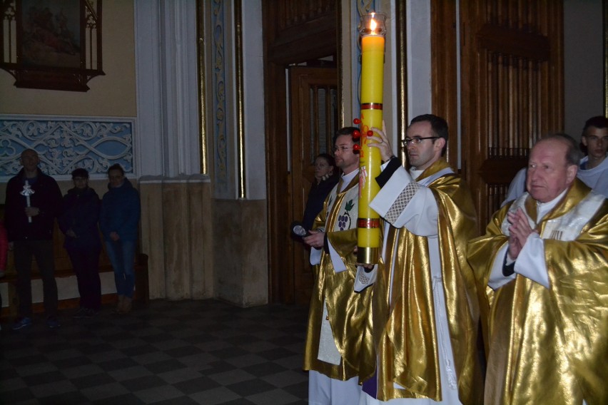 Liturgia Wigilii Paschalnej: święcenie ognia w Myszkowie ZDJĘCIA