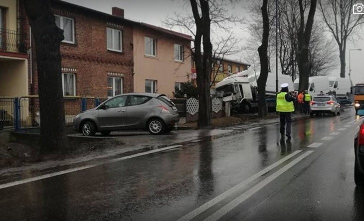 Wypadek w Tychach na Oświęcimskiej. Ciężarówka wjechała w ogrodzenie domu