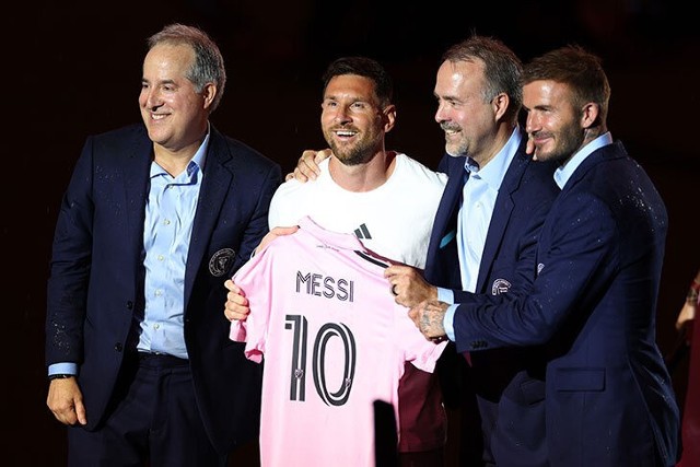 Leo Messi podczas prezentacji w Interze Miami z szefostwem klubu z Florydy. Po prawej David Beckham