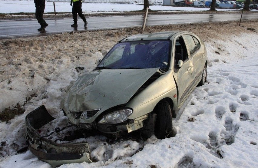 Czyżew: Wypadek renault. 26-latka uderzyła w drzewo (zdjęcia)