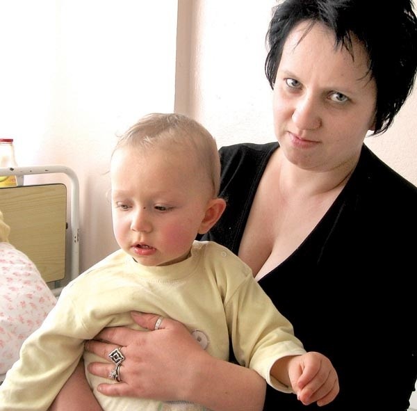 Renata Matyja (na kolanach córeczka Nikola) boi się nawet myśleć, że oddział dziecięcy mógłby zostać zamknięty. 