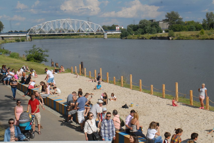 Kraków. Miejska plaża otwarta [ZDJĘCIA]