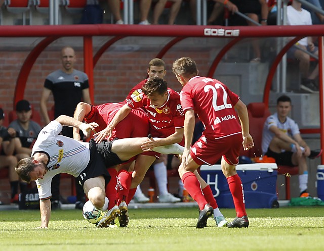 Piłkarze Widzewa w meczu z Chrobrym podejmowali taką męską walkę wręcz