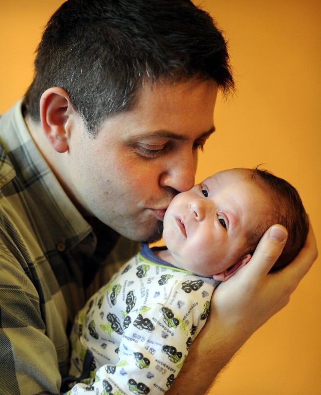 Z roku na rok coraz więcej ojców decyduje się na opiekę nad dzieckiem, w 2012 r. było ich 30 tys.