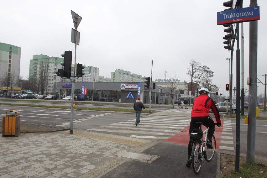 Drogi rowerowe w Łodzi. Oddano do użytku brakujący odcinek wzdłuż Aleksandrowskiej [ZDJĘCIA]