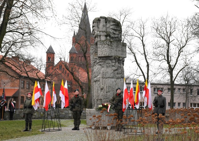 Pomnik Powstańców Wielkopolskich w Inowrocławiu, a przy nim warta honorowa zaciągnięta z okazji kolejnej rocznicy wybuchu zwycięskiego Powstania Wielkopolskiego. Miasto Inowrocław, jest jedną z wielu  miejscowości, która odzyskała niepodległość, dzięki bohaterskim powstańcom wielkopolskim. Trudno wyobrazić sobie, że miejscowi uczniowie nie mieliby się uczyć się o tym zwycięskim zrywie