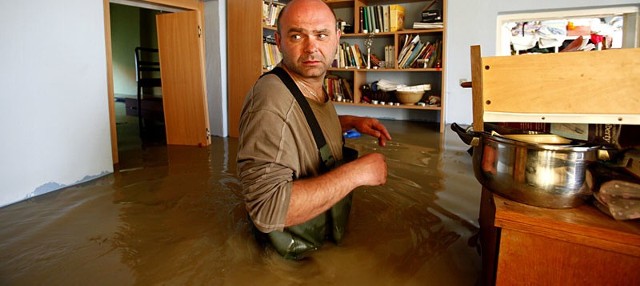 Mielec, ul. Zagrody, sobota, godz. 20. Hieronim Haracz w swoim zalanym domu. &#8211; To już drugi raz w ciągu dwóch tygodni. Teraz jest jeszcze więcej wody niż poprzednio. Wszystko zniszczone.