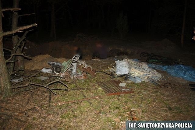 Pięciu zatrzymanych mężczyzn i "skarb" zakopany w lesie w powiecie włoszczowskim