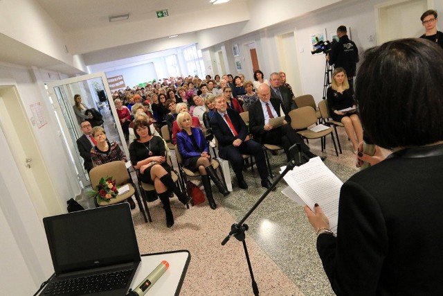 Toruńska poradnia  swoją działalność rozpoczęła już w 1958 roku. Była pierwszą tego typu placówką w województwie. Prócz konsultacji lekarskich udzielała porad dotyczących kształcenia i wychowania. Poradnictwo zawodowe prowadzono dwutorowo: w formie preorientacji zawodowej oraz indywidualnych porad dla uczniów i rodziców.Dziś działalność poradni obejmuje między innymi wydawanie opinii dotyczących wcześniejszego przyjęcia dziecka do szkoły podstawowej, odroczenia spełnienia obowiązku szkolnego, pozostawienia ucznia klasy I-III szkoły podstawowej na drugi rok w tej samej klasie czy objęcia ucznia nauką w klasie terapeutycznej. Poradnia orzeka również o potrzebie kształcenia specjalnego i nauczania indywidualnego. Ponadto udziela porad w sprawach uczniów u których stwierdzono głębokie zaburzenia rozwojowe lub poważne problemy zdrowotne. Pomoc specjalistów jest bezpłatna. Przez ostatnie dziesięciolecia poradnia mieściła się w kamienicy przy ulicy Prostej. Miała też swoją filię przy ulicy Osikowej. Władze miasta podjęły decyzję, że korzystniejsza będzie inna lokalizacja, w skrzydle rozległego gmachu ZS Ogólnokształcących nr 2 na Skarpie.  Dzięki nowej siedzibie poradnia poszerza swoją ofertę dotyczącą prowadzonej terapii i warsztatów dla rodziców, a także dostępności konsultacji z psychologiem i pedagogiem. Rodzice mogą także korzystać z przestronnego parkingu. Zobacz także: Ile naprawdę zarabia kasjerka w Biedronce, Lidlu, Kauflandzie, Auchan po podwyżkach? + BONUSY PRACA W LIDLU PRACA W BIEDRONCE, PRACA W TESCO NowosciTorun 