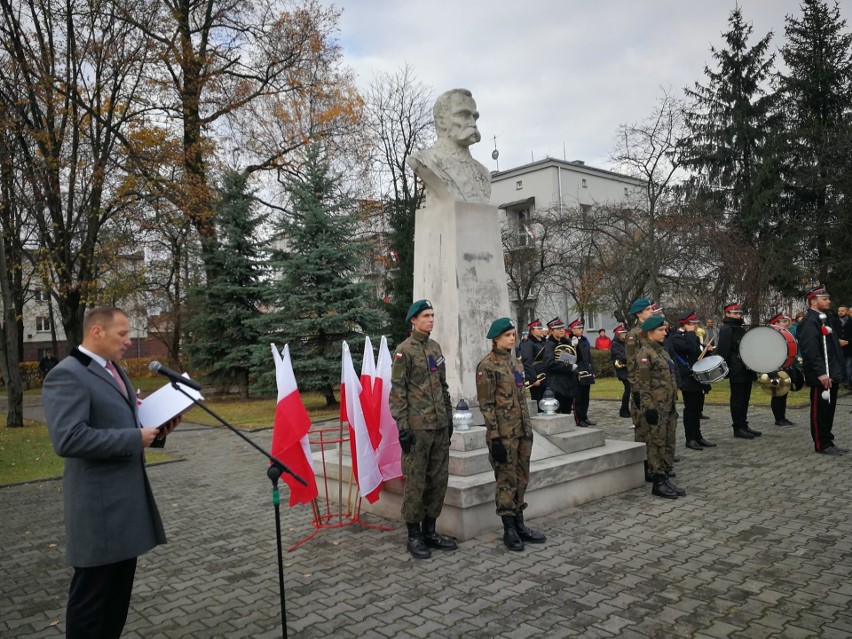 Święto Niepodległości w Szydłowcu. Byla msza za ojczyznę, złożyli też kwiaty pod pomnikiem Piłsudskiego 