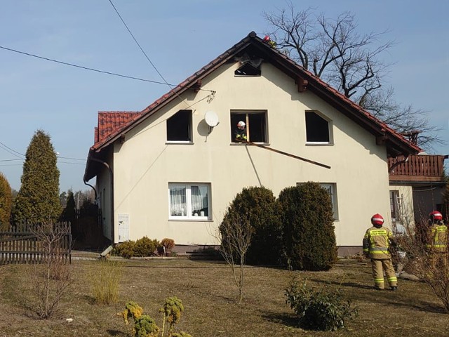 Strażacy gasili ogień, który pojawił się na poddaszu domu jednorodzinnego.