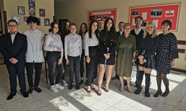 Uczniowie Samorządowej Szkoły w Wielgusie przed rozpoczęciem egzaminy ósmoklasisty z języka angielskiego.