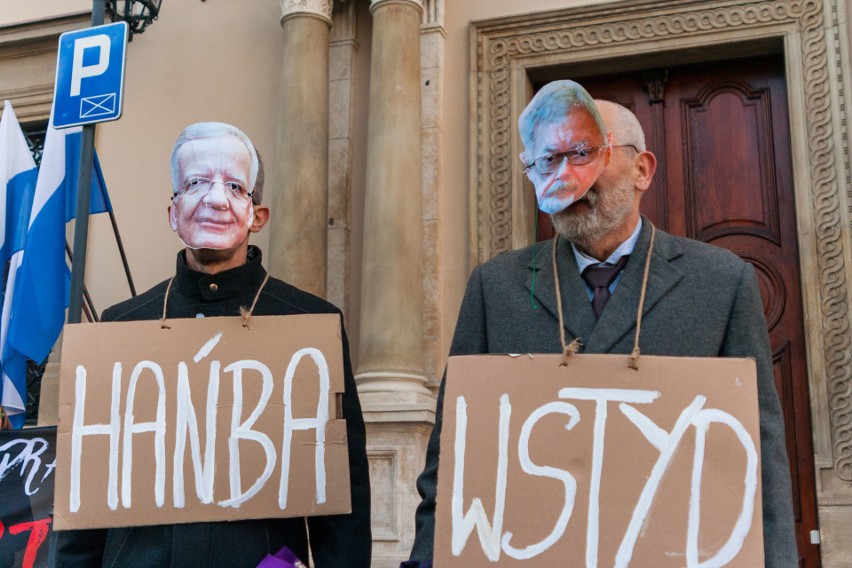 Kraków. Protest przeciwko udziałowi abpa Jędraszewskiego w opłatku rady miasta. "Wstyd i hańba", "Urząd to nie kuria"