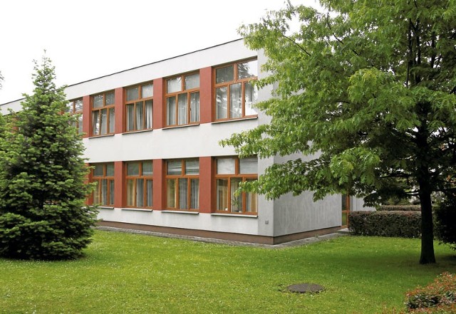 Budynek Zespołu Szkół Muzycznych nr 1 stoi w rejonie ul. PCK, w odległości ok. 200 metrów od willi Kotowicza.