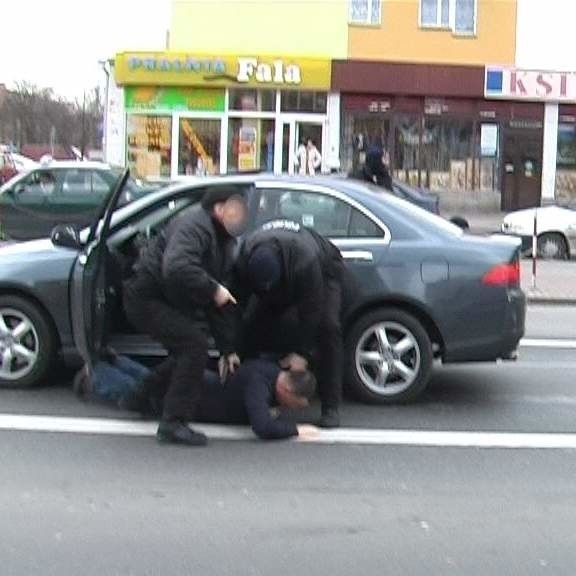 Policjanci przystąpili do akcji gdy samochód zatrzymał się na skrzyżowaniu.