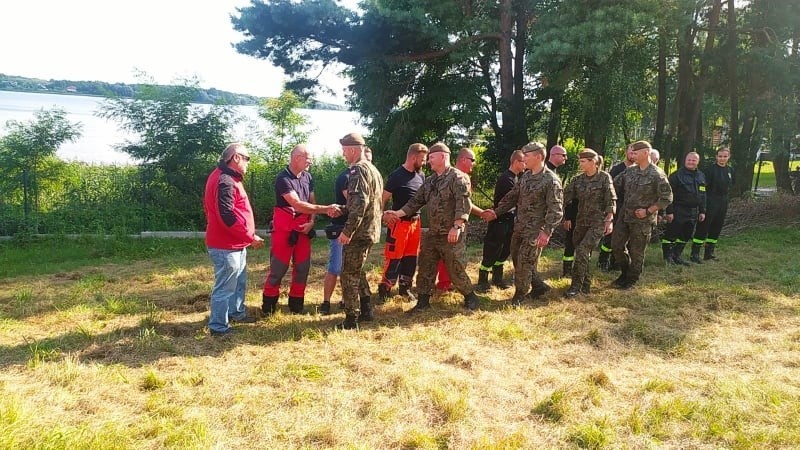 Nad zalewem w Domaniowie odbyły się ćwiczenia wojskowe. Terytorialsi uczyli się ratownictwa wodnego i działań przeciwpowodziowych - zdjęcia