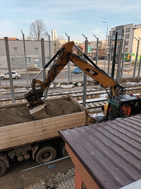 Na ulicy Pachońskiego również rozpoczął się montaż ekranów akustycznych w ramach budowy linii Krakowskiego Szybkiego Tramwaju do Górki Narodowej.